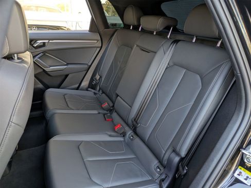 Used 2025 Audi Q3 2.0T Premium image 31