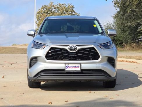 Used 2023 Toyota Highlander L FWD image 2