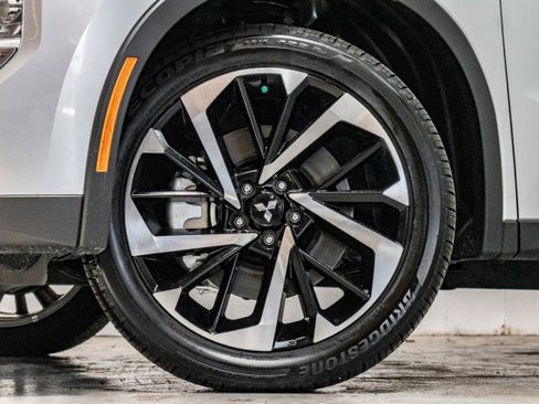 New 2025 Mitsubishi Outlander SE image 3