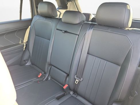 Certified 2023 Volkswagen Tiguan SE R-Line FWD image 15