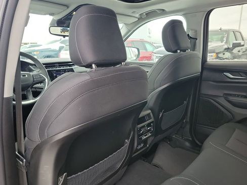 Used 2023 Jeep Grand Cherokee Laredo image 30