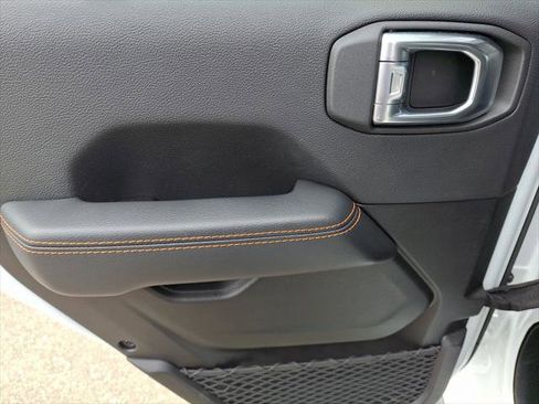 Certified 2022 Jeep Gladiator Mojave w/ Cold Weather Group image 19