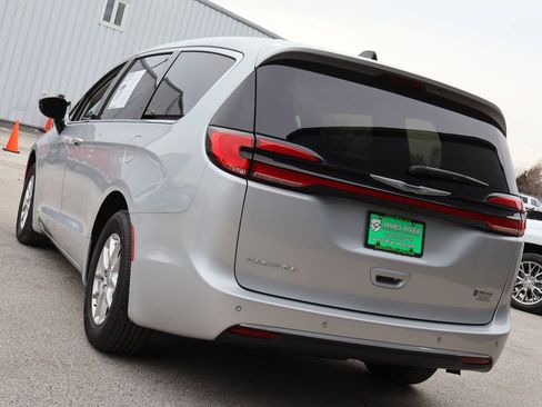 Used 2024 Chrysler Pacifica Touring-L image 3
