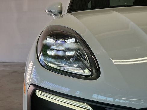 New 2026 Porsche Macan AWD/4WD image 9