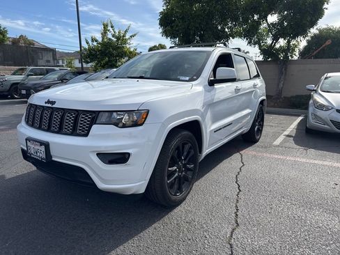 Used 2019 Jeep Grand Cherokee Altitude RWD image 1