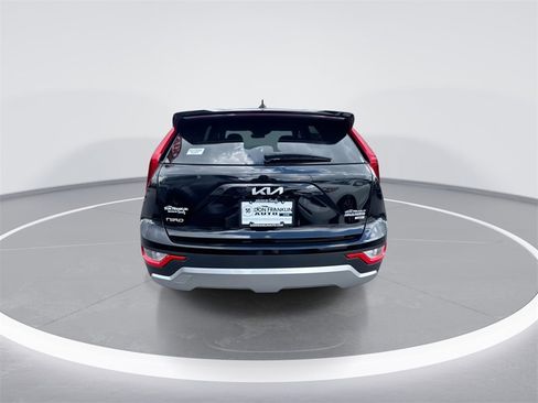 Used 2024 Kia Niro LX image 7