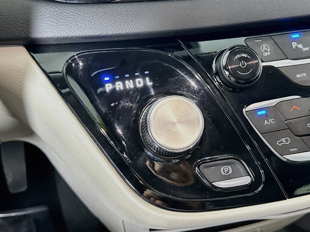 Used 2024 Chrysler Pacifica Touring-L FWD image 16