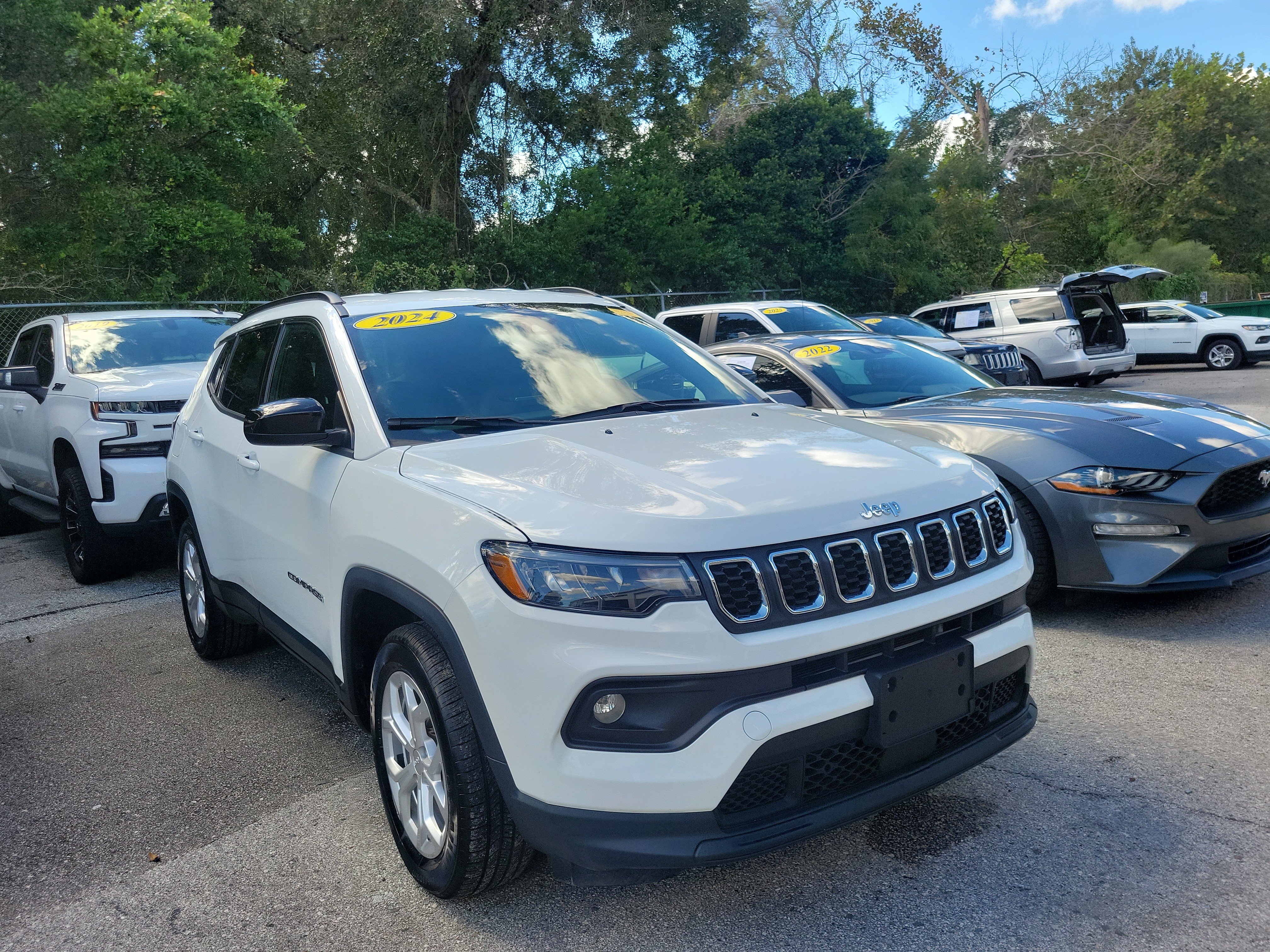 Used 2024 Jeep Compass Latitude AWD/4WD image 3