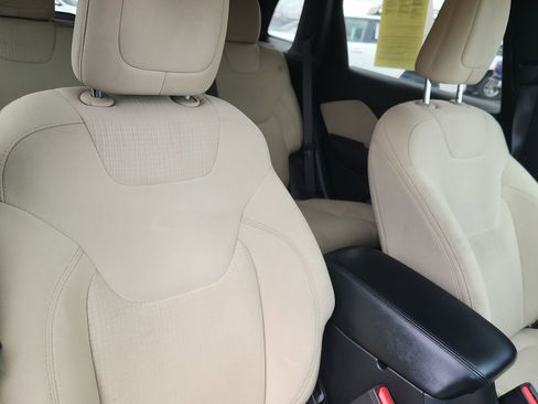 Used 2016 Jeep Cherokee Latitude AWD/4WD image 12