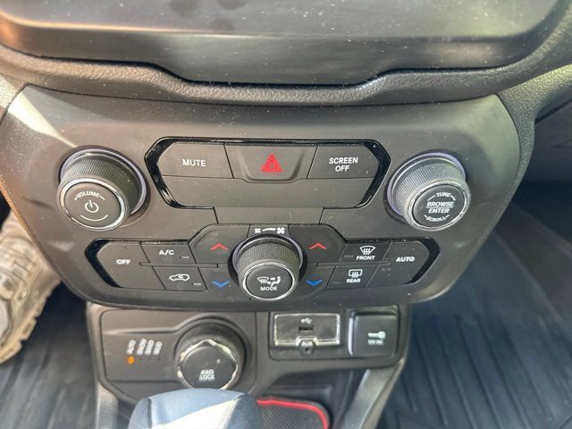 Used 2018 Jeep Renegade Latitude w/ Cold Weather Group AWD/4WD image 19