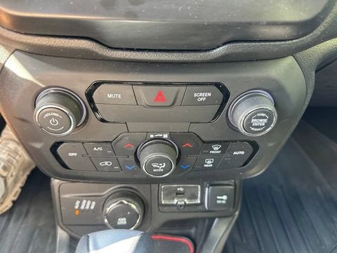 Used 2018 Jeep Renegade Latitude w/ Cold Weather Group AWD/4WD image 19