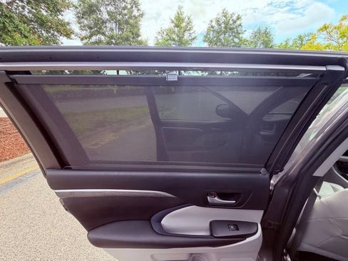 Used 2018 Toyota Highlander Limited Platinum FWD image 15