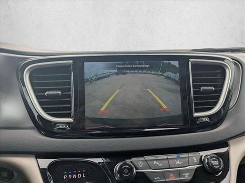 Used 2024 Chrysler Pacifica Touring-L FWD image 13
