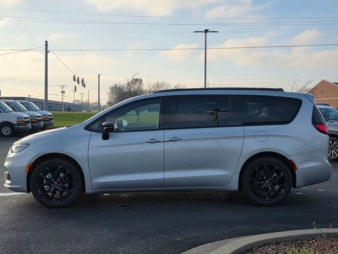 New 2026 Chrysler Pacifica Limited image 9