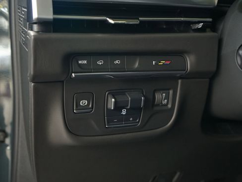 Used 2025 Cadillac Escalade ESV V AWD/4WD image 29