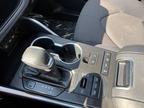 Used 2020 Toyota Highlander LE AWD/4WD image 40