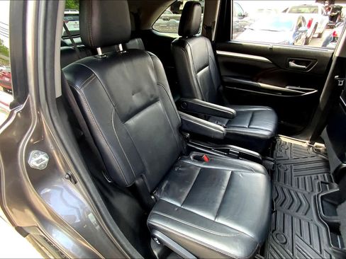 Used 2017 Toyota Highlander XLE image 19