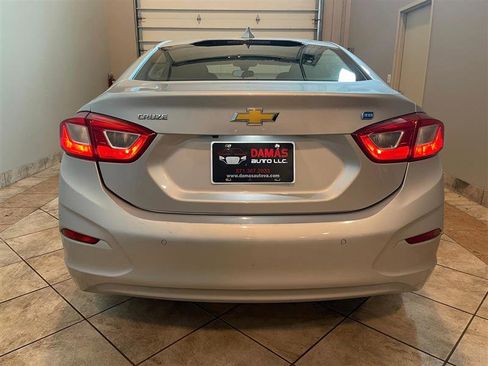 Used 2017 Chevrolet Cruze LT image 10