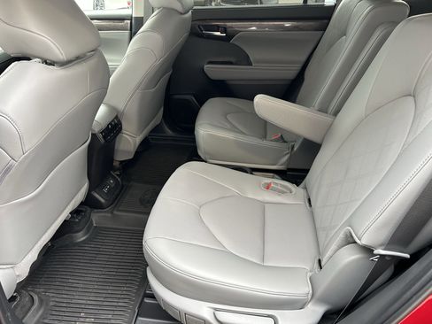 Certified 2025 Toyota Highlander Platinum image 21