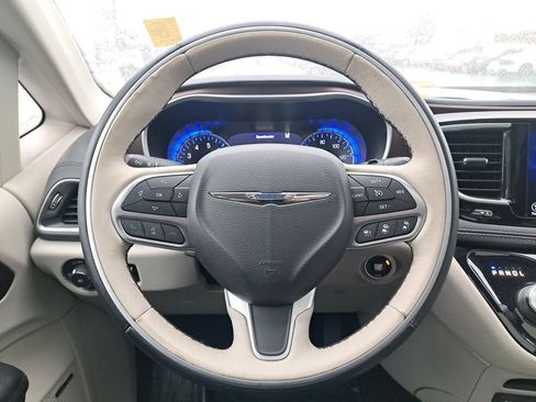 Used 2017 Chrysler Pacifica Limited image 19