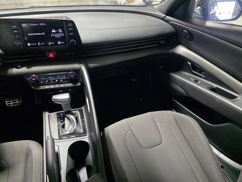 Certified 2025 Hyundai Elantra Sport image 17