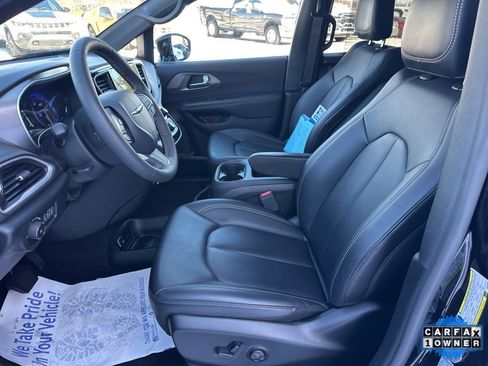 Used 2025 Chrysler Pacifica Select image 61