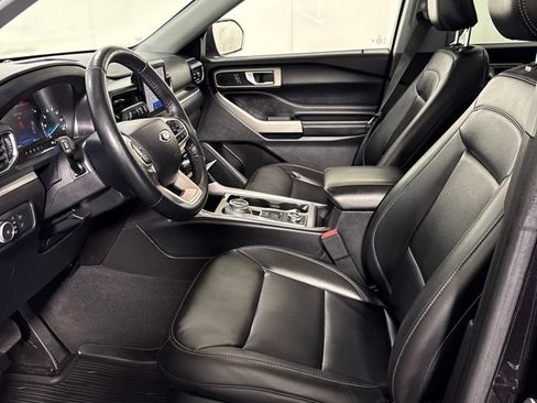Used 2022 Ford Explorer XLT w/ Equipment Group 202A AWD/4WD image 16