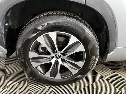 Used 2020 Toyota Highlander XLE image 29