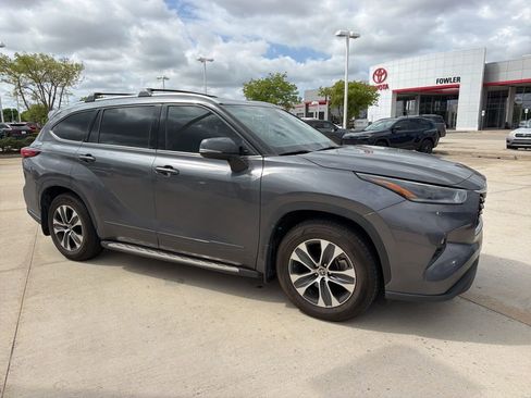 Used 2021 Toyota Highlander XLE image 3
