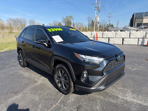 Used 2022 Toyota RAV4 XLE Premium image 10