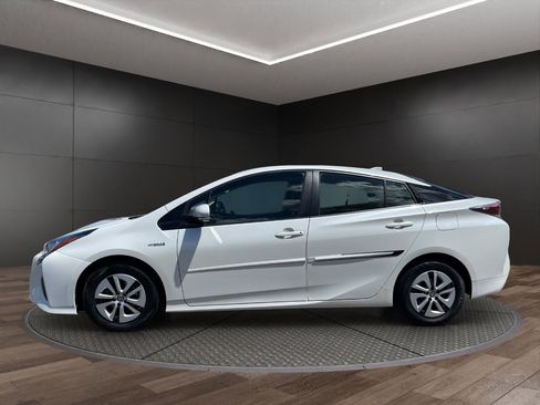 Used 2017 Toyota Prius Three FWD image 5