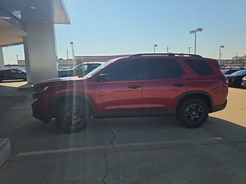Used 2025 Honda Pilot TrailSport image 2