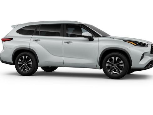 New 2025 Toyota Highlander XLE image 13