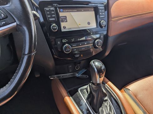 Used 2017 Nissan Rogue SL w/ SL Premium Package image 10