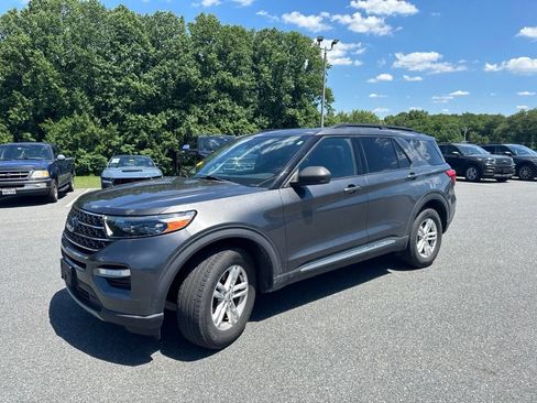 Used 2020 Ford Explorer XLT w/ Equipment Group 202A AWD/4WD image 3