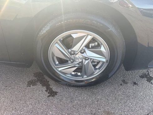 Used 2025 Hyundai Elantra SE image 39