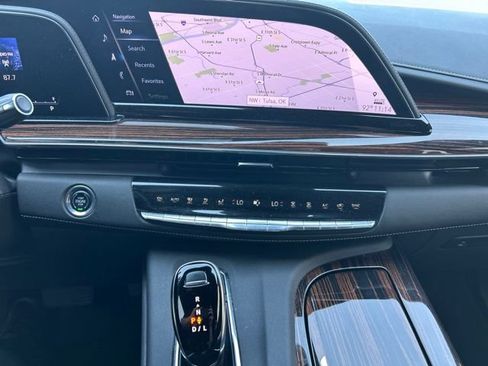 Used 2023 Cadillac Escalade Premium Luxury AWD/4WD image 21