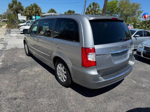 Used 2016 Chrysler Town & Country Touring image 6