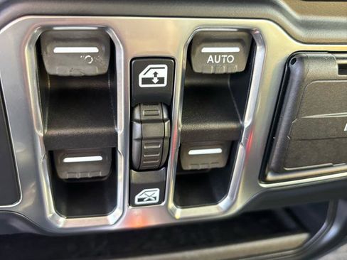 Used 2018 Jeep Wrangler Unlimited Sahara AWD/4WD image 29