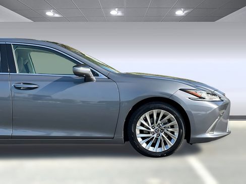 Used 2019 Lexus ES 350 Ultra Luxury w/ Accessory Package 2 image 32