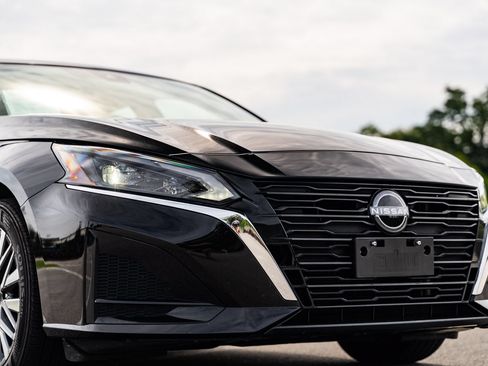 Used 2025 Nissan Altima 2.5 SV FWD image 10
