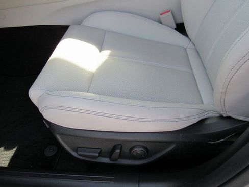 Used 2025 Genesis G70 2.5T image 12