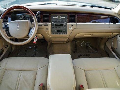 Used 2008 Lincoln Town Car Signature Limited image 13