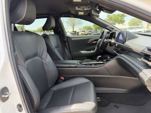 Used 2024 Toyota Crown Limited image 30