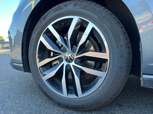 Used 2025 Volkswagen Jetta SE image 30