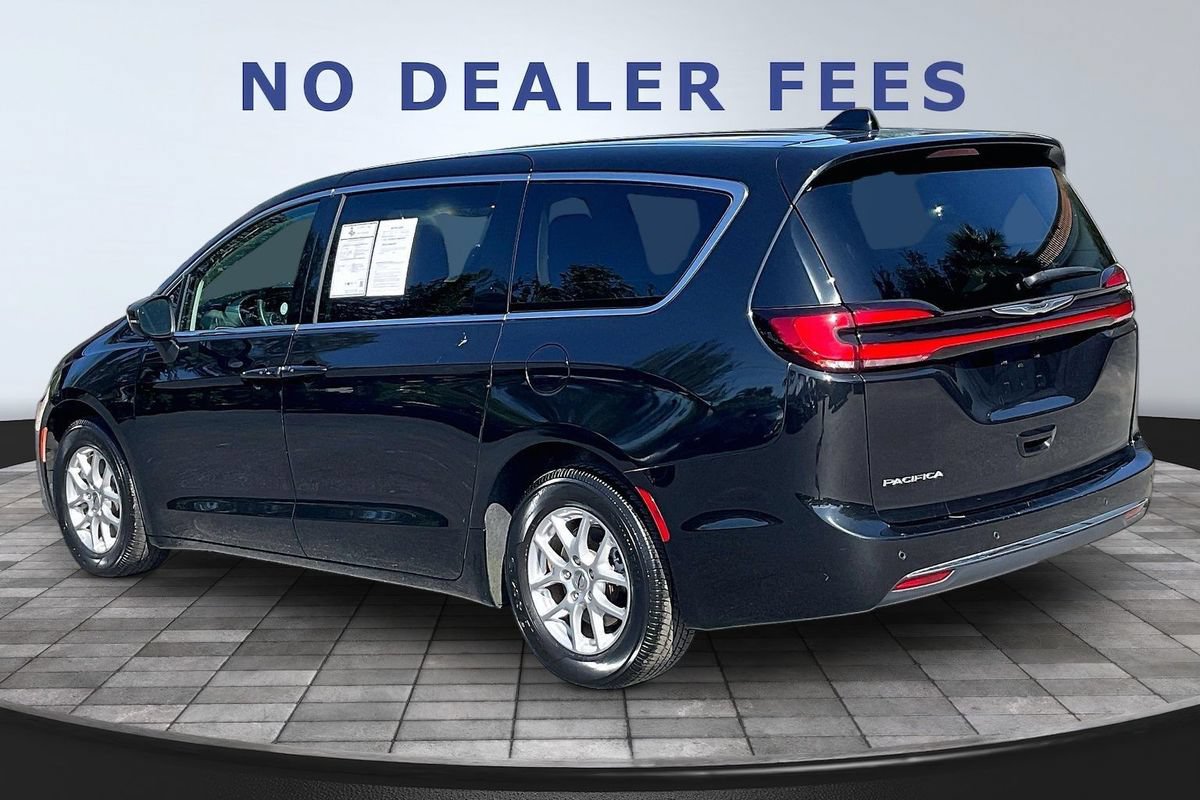 Used 2023 Chrysler Pacifica Touring-L FWD image 4