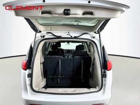 Used 2022 Chrysler Voyager LX FWD image 10
