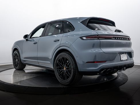 Certified 2025 Porsche Cayenne image 3