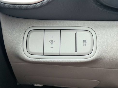 Used 2025 Hyundai Venue SEL FWD image 25