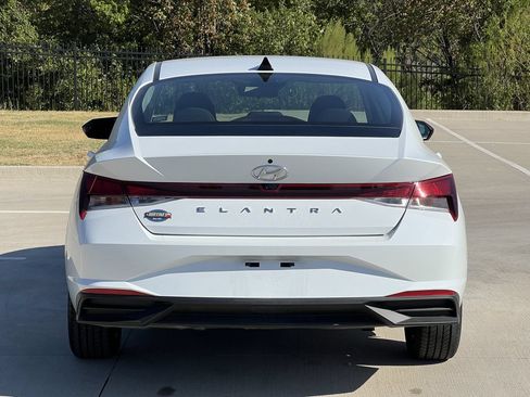 Used 2022 Hyundai Elantra SEL w/ Convenience Package FWD image 4